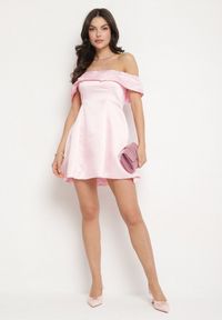 Born2be - Różowa Satynowa Sukienka Hiszpanka Vices z Kwiatowymi Aplikacjami Fennalisa. Okazja: na wesele, na ślub cywilny, na imprezę. Typ kołnierza: dekolt hiszpanka. Kolor: różowy. Materiał: satyna. Wzór: aplikacja, kwiaty. Sezon: lato #6