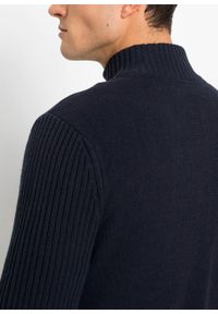 Sweter rozpinany z bawełny z recyklingu bonprix ciemnoniebieski. Typ kołnierza: kołnierzyk stójkowy. Kolor: niebieski. Materiał: poliester, materiał, bawełna. Wzór: aplikacja #2