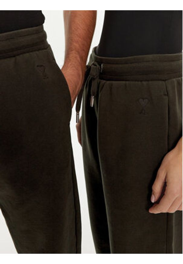 AMI PARIS - AMI Paris Spodnie dresowe UTR240.JE0091 Brązowy Regular Fit. Kolor: brązowy. Materiał: bawełna