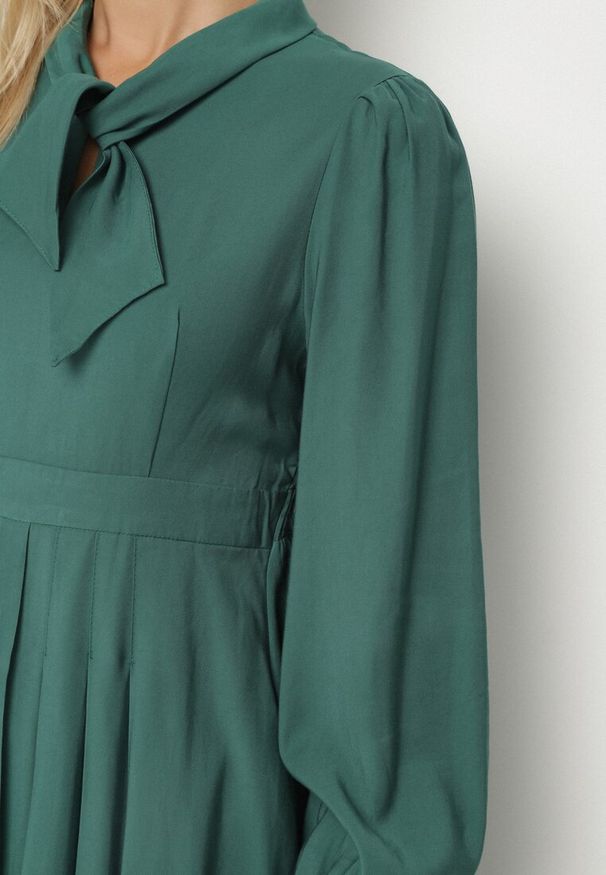 Born2be - Zielona Wiskozowa Plisowana Sukienka z Wiązaniem Asorrise. Okazja: na co dzień. Kolor: zielony. Materiał: wiskoza. Styl: casual, elegancki