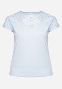 Born2be - Jasnoniebieski T-shirt z Krótkim Rękawem i Ozdobną Koronką Winneli. Okazja: na co dzień. Kolekcja: plus size. Kolor: niebieski. Materiał: koronka. Długość rękawa: krótki rękaw. Długość: krótkie. Wzór: koronka. Styl: klasyczny, casual, elegancki #5