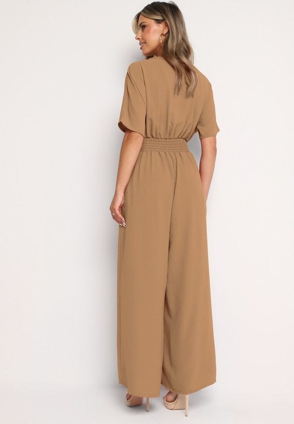 Born2be - Brązowy Kopertowy Kombinezon z Gumką w Talii i Szerokimi Nogawkami Vimashea. Okazja: na co dzień. Kolor: brązowy. Styl: elegancki, casual