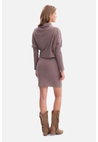 BeWear - Bawełniana ołówkowa sukienka z dzianiny zbluzowana kakao. Okazja: do pracy, na co dzień, na randkę. Typ kołnierza: typu klepsydra, golf, kołnierzyk stójkowy. Materiał: dzianina, bawełna. Typ sukienki: ołówkowe. Styl: casual, elegancki. Długość: mini #4
