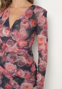 Born2be - Czarno-Czerwona Sukienka Siateczkowa z Wiskozą o Kopertowym Kroju z Marszczeniem Bolsela. Okazja: na randkę, na imprezę, na wesele, na ślub cywilny. Kolor: czerwony. Materiał: wiskoza. Typ sukienki: kopertowe. Styl: klasyczny, elegancki #4