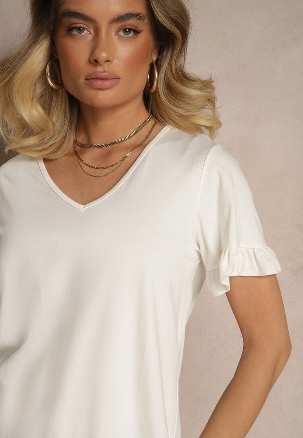 Renee - Biała Bluzka z Wiskozą z Falbankami i Dekoltem w Kształcie Litery V Alivaya. Okazja: na co dzień. Typ kołnierza: dekolt w kształcie V, kołnierz z falbankami. Kolor: biały. Materiał: wiskoza. Styl: casual