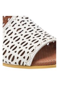 Sandały damskie Artiker, eleganckie ze skóry naturalnej wsuwane na płaskim obcasie, białe, 56C2549. Okazja: na co dzień. Zapięcie: bez zapięcia. Kolor: biały. Wzór: ażurowy. Materiał: skóra. Sezon: lato. Obcas: na obcasie. Styl: elegancki. Wysokość obcasa: niski #5
