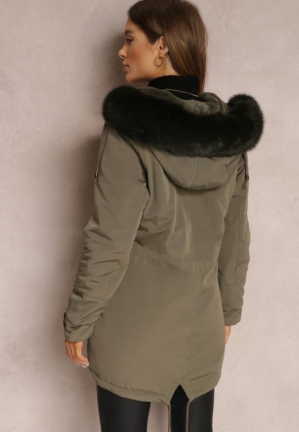 Renee - Ciemnozielona Kurtka Parka z Kapturem z Futerkiem Jossie. Okazja: na co dzień. Typ kołnierza: kaptur. Kolor: zielony. Materiał: futro. Styl: klasyczny, elegancki, casual