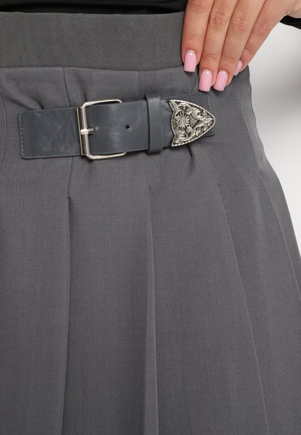 Born2be - Szara Rozkloszowana Spódnica Preppy Plisowana Ozdobiona Paskiem z Klamrą Setira. Okazja: na co dzień, na spotkanie biznesowe. Kolor: szary. Materiał: jedwab. Wzór: aplikacja. Styl: biznesowy, casual, elegancki, wizytowy, klasyczny