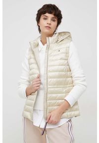 TOMMY HILFIGER - Tommy Hilfiger bezrękawnik puchowy kolor beżowy. Okazja: na co dzień. Kolor: beżowy. Materiał: puch. Długość rękawa: bez rękawów. Styl: casual #1