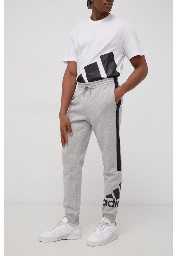 Adidas - adidas Spodnie HE4363 męskie z nadrukiem. Kolor: szary. Materiał: poliester, dzianina. Wzór: nadruk