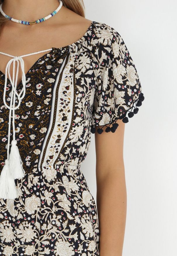 Born2be - Czarny Kombinezon Hesonia. Kolor: czarny. Długość rękawa: krótki rękaw. Długość: krótkie. Wzór: ażurowy, aplikacja, kwiaty. Styl: boho, wakacyjny