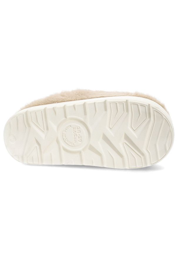 Kapcie damskie Filippo, ocieplane futerkiem z kokardą do domu i na prezent, beżowe, DK7480-25-BE. Okazja: do domu. Kolor: beżowy. Materiał: futro. Szerokość cholewki: normalna. Wzór: aplikacja. Styl: elegancki