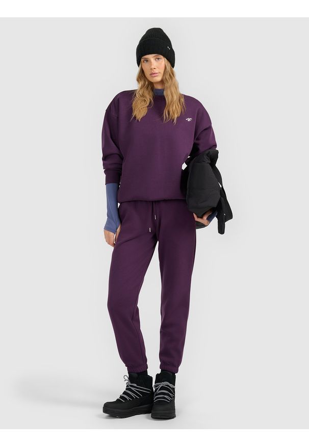 4f - 4F Spodnie dresowe joggery damskie - fioletowe XXL. Stan: podwyższony. Kolor: fioletowy. Materiał: dresówka. Długość: długie