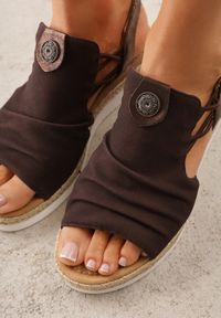 Born2be - Brązowe Sandały na Koturnie z Marszczoną Cholewką i Metaliczną Aplikacją Teodlar. Zapięcie: bez zapięcia. Kolor: brązowy. Materiał: jeans, len. Wzór: aplikacja. Sezon: lato. Obcas: na koturnie. Styl: boho. Wysokość obcasa: średni #8