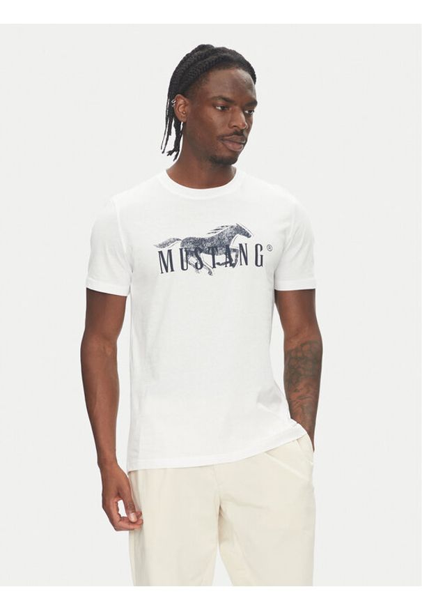 Mustang T-Shirt Austin 1016492 Biały Regular Fit. Kolor: biały. Materiał: bawełna