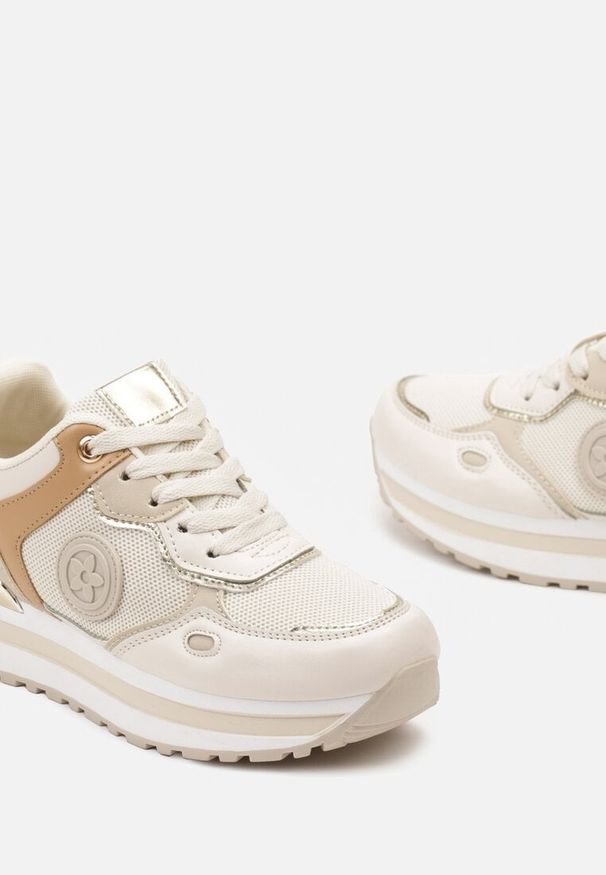 Renee - Beżowe Sneakersy na Niskiej Platformie z Metalicznym Paskiem za Kostkę Dapphira. Okazja: na imprezę, na co dzień. Wysokość cholewki: za kostkę. Nosek buta: okrągły. Zapięcie: pasek. Kolor: beżowy. Materiał: jeans, skóra. Obcas: na platformie