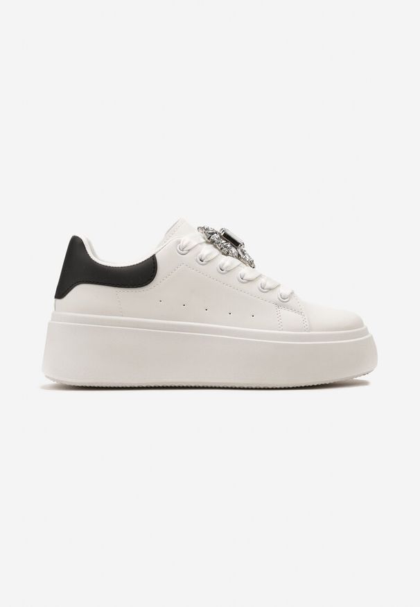 Born2be - Biało-Czarne Sneakersy na Platformie z Perforacją i Ozdobnym Kamieniem Dilhela. Okazja: na co dzień. Kolor: biały. Materiał: jeans. Obcas: na platformie