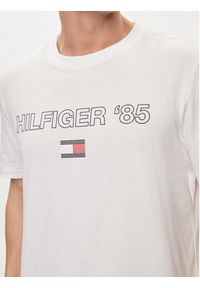 TOMMY HILFIGER - Tommy Hilfiger T-Shirt 85' MW0MW34427 Biały Regular Fit. Kolor: biały. Materiał: bawełna #3