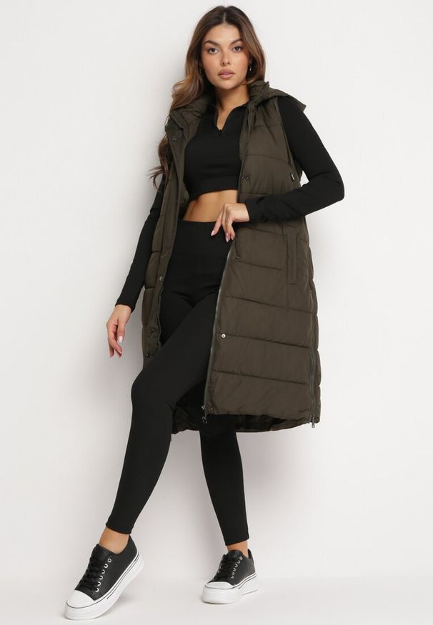 Born2be - Ciemnozielona Długa Kamizelka Bezrękawnik z Klasycznym Pikowaniem i Kapturem Shin. Typ kołnierza: golf. Kolor: zielony. Materiał: jeans, dzianina. Długość rękawa: bez rękawów. Długość: długie. Styl: klasyczny