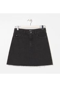 Sinsay - Spódnica jeansowa mini - Czarny. Kolor: czarny. Materiał: jeans