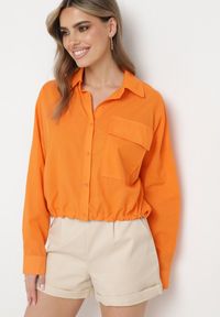 Born2be - Pomarańczowa Bawełniana Koszula z Dłuższym Tyłem z Ozdobną Kieszonką i Gumką Ralena. Okazja: na co dzień. Kolor: pomarańczowy. Materiał: bawełna. Długość: długie. Wzór: aplikacja. Styl: casual #1