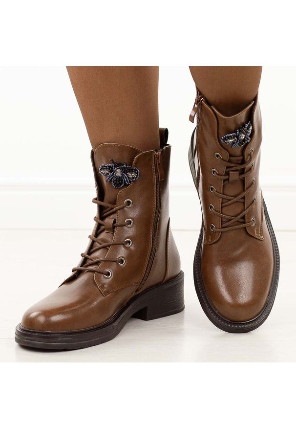 Brązowe wyższe skórzane botki damskie M.Daszyński 2509-1. Okazja: na spacer, na co dzień. Nosek buta: okrągły. Zapięcie: sznurówki. Kolor: brązowy. Materiał: skóra. Szerokość cholewki: normalna. Sezon: zima, jesień. Styl: casual, elegancki, klasyczny