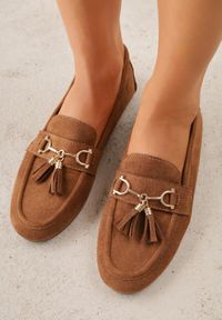 Born2be - Brązowe Mokasyny VICES z Modnymi Chwostami z Imitacji Zamszu z Wkładką z Naturalnej Skóry Calirea. Okazja: na co dzień, do pracy. Kolor: brązowy. Materiał: skóra, zamsz. Wzór: aplikacja. Styl: casual, klasyczny, elegancki #1