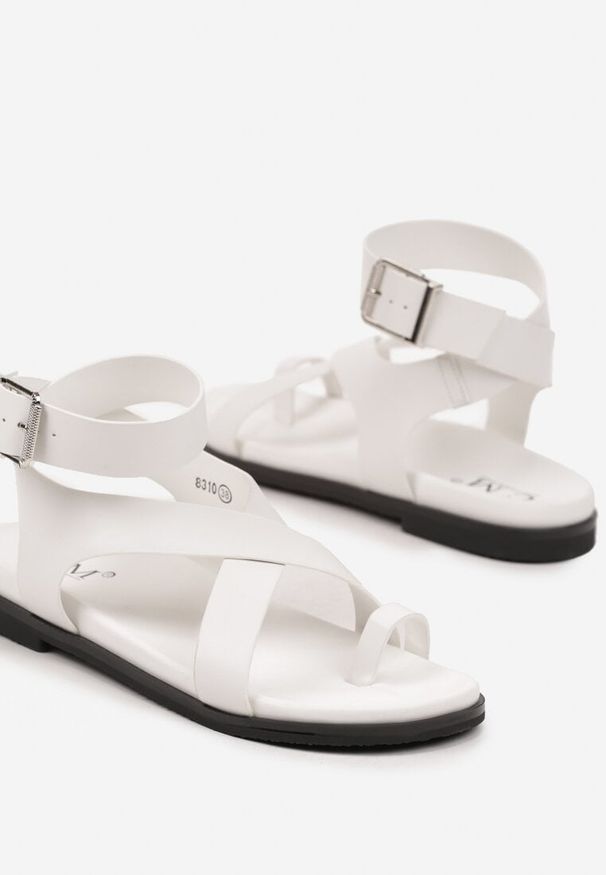 Born2be - Białe Sandały w Stylu Japonek z Geometrycznymi Paskami Kerraza. Okazja: na co dzień. Zapięcie: pasek. Kolor: biały. Materiał: jeans. Wzór: geometria. Obcas: na płaskiej podeszwie. Styl: elegancki, casual