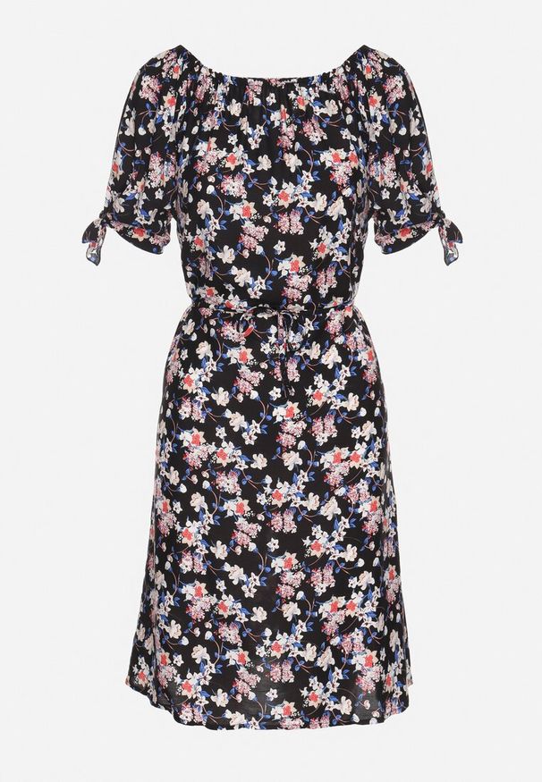 Born2be - Czarna Bawełniana Sukienka z Hiszpańskim Dekoltem w Kwiatki Orrina. Okazja: na co dzień. Kolor: czarny. Materiał: bawełna. Wzór: kwiaty. Sezon: lato. Typ sukienki: proste. Styl: casual