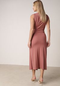 Born2be - Różowa Wizytowa Sukienka Taliowana z Metaliczną Ozdobą Aroos. Okazja: na co dzień. Kolor: różowy. Wzór: aplikacja. Typ sukienki: proste. Styl: wizytowy #7