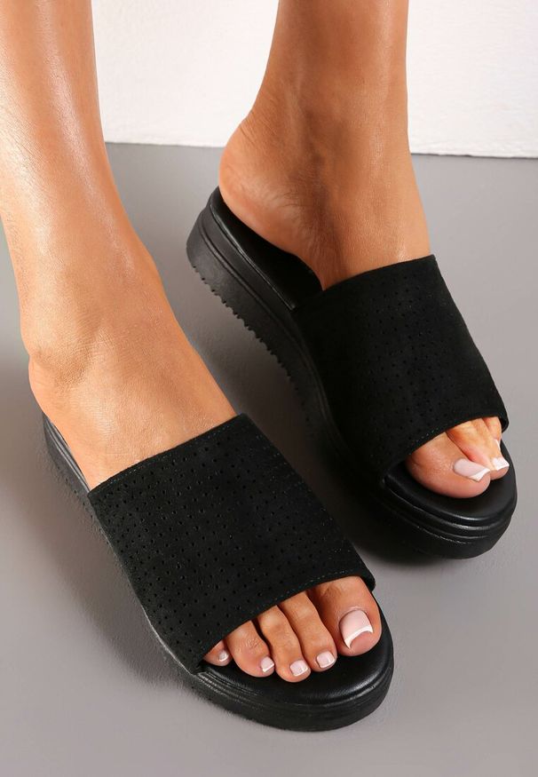 Renee - Czarne Klapki z Ozdobną Perforacją Ozrina. Kolor: czarny