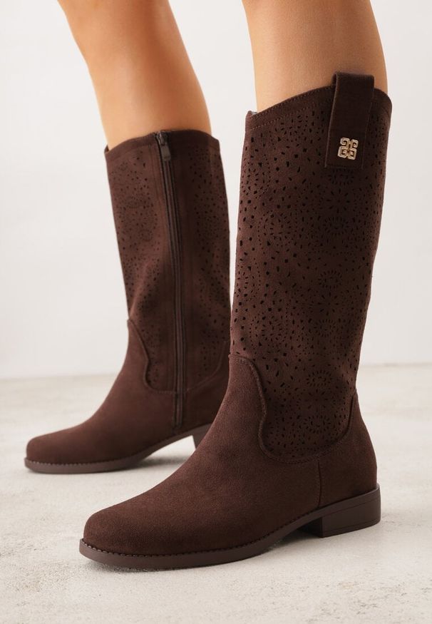 Renee - Brązowe Ażurowe Botki Kowbojki z Geometryczną Ozdobą Naeraste. Okazja: na co dzień. Kolor: brązowy. Materiał: jeans. Wzór: aplikacja, ażurowy, geometria. Styl: casual