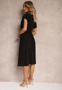 Renee - Czarna Sukienka z Trójkątnym Dekoltem z Gumką w Pasie o Plisowanym Kroju Doetta. Kolor: czarny. Długość rękawa: krótki rękaw. Styl: elegancki #5