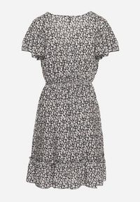 Born2be - Czarno-Biała Sukienka Bawełniana z Gumką w Pasie i Drobnym Wzorem w Kwiaty Napenia. Okazja: na co dzień. Typ kołnierza: dekolt w kształcie V. Kolor: niebieski. Materiał: bawełna. Długość rękawa: krótki rękaw. Wzór: kwiaty. Typ sukienki: proste. Styl: casual, klasyczny #2