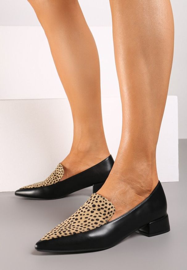 Renee - Czarno-Beżowe Półbuty Typu Loafersy ze Szpiczastym Noskiem na Niskim Słupku Tillea. Okazja: na co dzień, na spotkanie biznesowe. Nosek buta: szpiczasty. Kolor: czarny. Obcas: na słupku. Styl: biznesowy, klasyczny, casual, elegancki