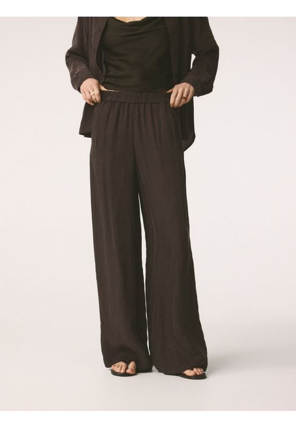 Reserved - Spodnie z cupro - ciemnobrązowy. Kolor: brązowy. Materiał: tkanina