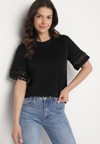 Born2be - Czarny T-shirt z Bawełny Ozdobiony Ażurowym Wzorem Valreia. Okazja: na co dzień. Kolor: czarny. Materiał: bawełna. Wzór: aplikacja, ażurowy. Styl: casual