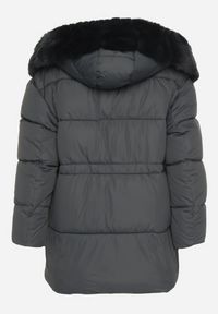 Born2be - Ciemnozielona Kurtka z Pikowanymi Przeszyciami i Kapturem z Futerkiem Galiadia. Okazja: na co dzień, na spacer. Kolor: zielony. Materiał: futro. Styl: casual, sportowy, klasyczny