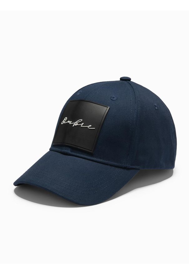Ombre Clothing - Czapka męska z daszkiem bejsbolówka z dużą naszywką – granatowa V3. Kolor: niebieski. Materiał: guma, bawełna. Wzór: aplikacja. Styl: casual, elegancki