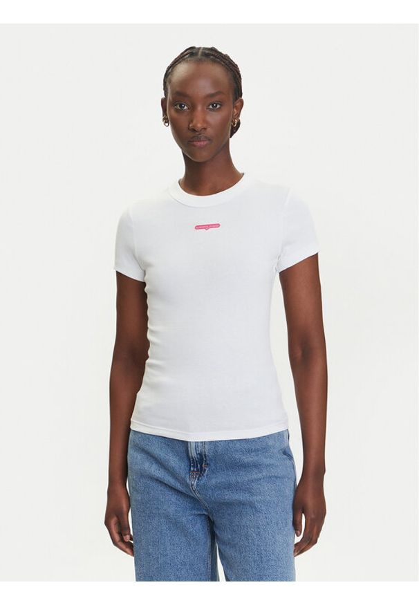 Tommy Jeans T-Shirt Script Label DW0DW21402 Biały Slim Fit. Kolor: biały. Materiał: bawełna