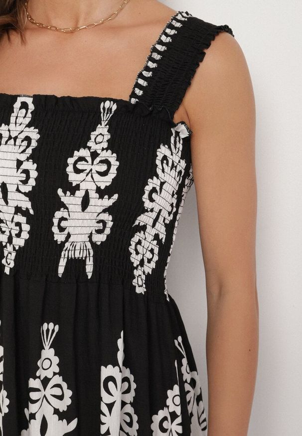 Born2be - Czarna Wiskozowa Sukienka o Rozkloszowanym Kroju w Ornamentny Wzór Adoxie. Okazja: na co dzień, na spacer. Kolor: czarny. Materiał: wiskoza. Długość rękawa: na ramiączkach. Typ sukienki: proste, rozkloszowane. Styl: klasyczny, casual