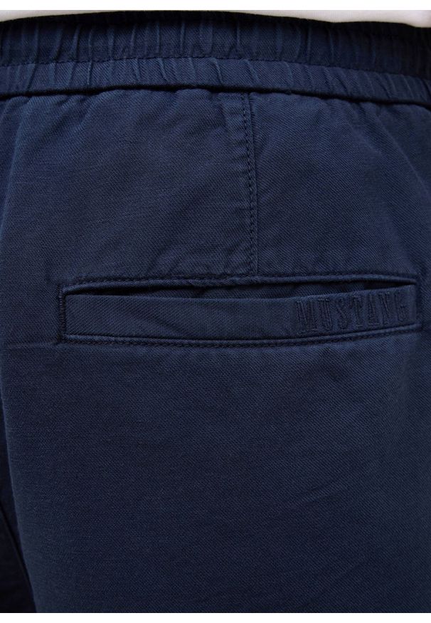 MUSTANG Męskie szorty Materiałowe Mustang Style Linen Jogger Shorts Navy Blazer 1016459 5324. Okazja: na co dzień. Materiał: materiał. Długość: do kolan. Sezon: lato. Styl: wakacyjny, casual, sportowy, klasyczny, elegancki