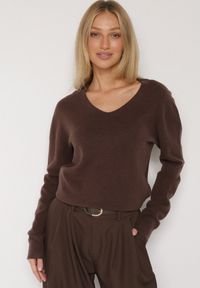 Born2be - Brązowy Sweter z Wiskozą i Wełną z Dekoltem w Serek Claida. Okazja: na co dzień. Typ kołnierza: dekolt w serek. Kolor: brązowy. Materiał: wełna, wiskoza. Styl: casual