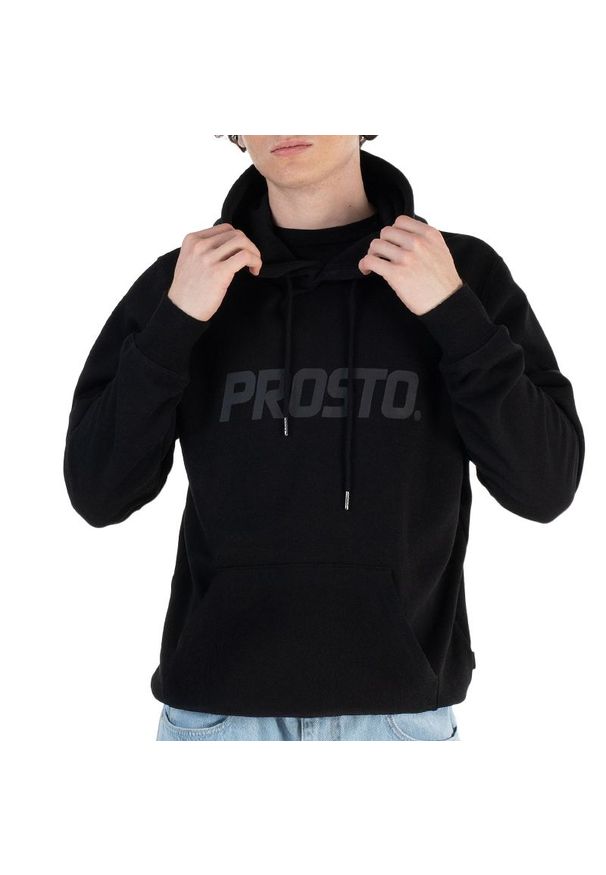 Bluza Prosto Klasyk Hoodie Matched KL251MSWE2042 - czarna. Okazja: na co dzień, na spacer. Typ kołnierza: kaptur. Kolor: czarny. Materiał: dresówka, bawełna, materiał, poliester. Wzór: aplikacja. Styl: klasyczny, casual. Sport: turystyka piesza