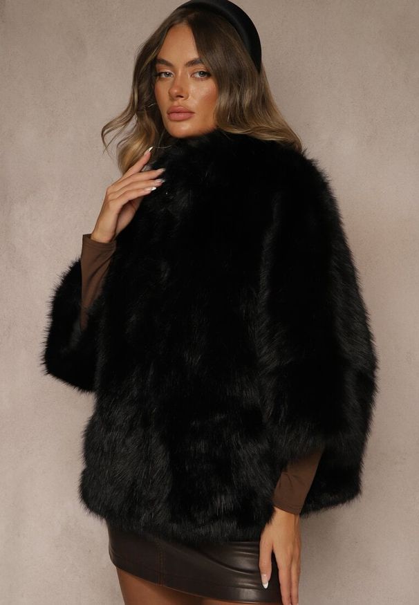 Renee - Czarna Kurtka Futerko z Kołnierzem i Szerokimi Rękawami 3/4 Zapinana na Suwak Clauda. Kolor: czarny. Materiał: futro