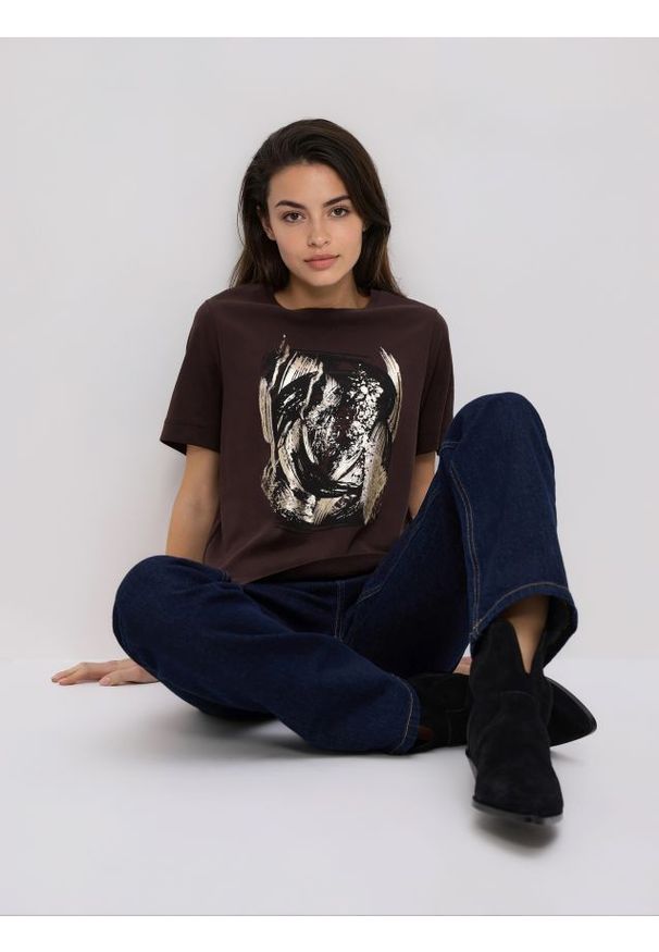 Reserved - Bawełniany t-shirt z nadrukiem - ciemnobrązowy. Kolor: brązowy. Materiał: bawełna. Wzór: nadruk