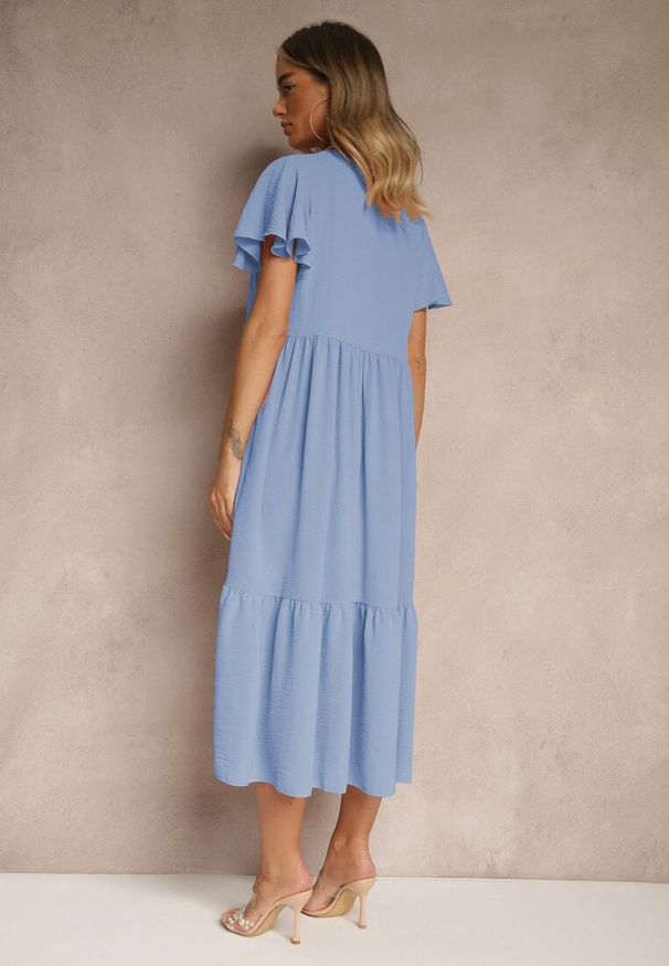 Renee - Jasnoniebieska Rozkloszowana Sukienka z Wiskozą w Casualowym Stylu Filarenna. Okazja: na co dzień. Typ kołnierza: dekolt w serek. Kolor: niebieski. Materiał: wiskoza. Długość rękawa: krótki rękaw. Styl: casual, klasyczny, elegancki