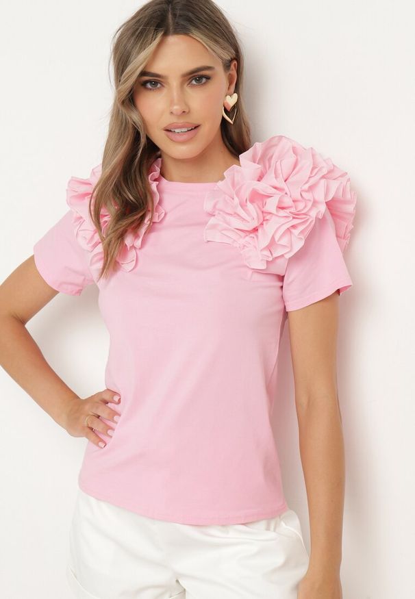 Born2be - Różowy Bawełniany T-shirt Koszulka z Krótkim Rękawem Ozdobiona Aplikacją z Falbankami Aristine. Typ kołnierza: kołnierz z falbankami. Kolor: różowy. Materiał: bawełna. Długość rękawa: krótki rękaw. Długość: krótkie. Wzór: aplikacja. Styl: klasyczny