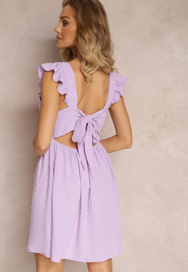 Renee - Fioletowa Mini Sukienka z Odkrytymi Plecami Wykonana z Tkaniny Plumeti Telmolio. Typ kołnierza: kołnierz z falbankami. Kolor: fioletowy. Materiał: tkanina. Sezon: lato. Długość: mini