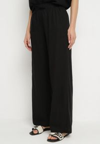 Born2be - Czarne Szerokie Spodnie z Lnem z Gumką w Talii i Kieszeniami Filisela. Okazja: na co dzień, do pracy. Kolor: czarny. Materiał: len. Styl: elegancki, casual